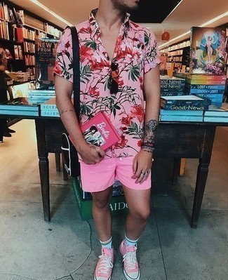 Hot Pink Shorts Outfits For Men: A pink floral short sleeve shirt and hot pink shorts will introduce serious style into your current casual routine. Feeling experimental today? Change up your ensemble by sporting pink canvas high top sneakers.