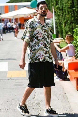 Floral Short Sleeve Shirt Outfits For Men: This pairing of a floral short sleeve shirt and black shorts makes for the perfect base for a laid-back and cool look. Finish with beige canvas low top sneakers and you're all done and looking awesome.