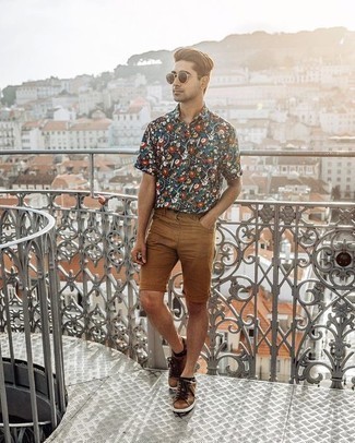 Tan Denim Shorts Outfits For Men: You'll be amazed at how super easy it is for any gentleman to get dressed like this. Just a multi colored print short sleeve shirt and tan denim shorts. Complete your ensemble with brown leather low top sneakers for maximum impact.