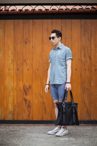 Men's Grey Print Short Sleeve Shirt, Blue Denim Shorts, White Low Top Sneakers, Black Canvas Tote Bag