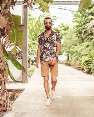 White and Black Print Short Sleeve Shirt Outfits For Men: A white and black print short sleeve shirt and tan shorts are a wonderful pairing that will take you throughout the day. A pair of white canvas low top sneakers is a nice idea to complete this look.