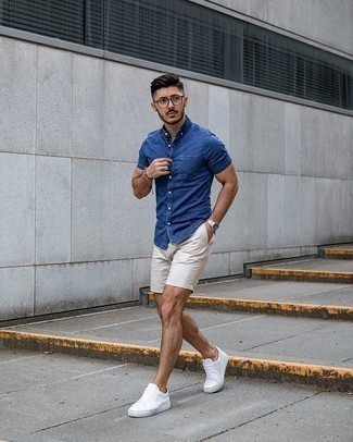Tan Shorts Outfits For Men: Consider wearing a blue chambray short sleeve shirt and tan shorts to assemble an interesting and modern-looking laid-back ensemble. If not sure as to what to wear when it comes to footwear, add white canvas low top sneakers to the mix.