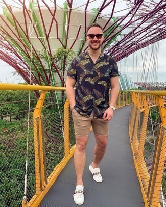 Beige Shorts Outfits For Men: For an ensemble that offers practicality and dapperness, reach for a navy print short sleeve shirt and beige shorts. White print leather low top sneakers are a savvy idea to complete this look.