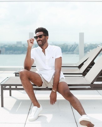 Gold Bracelet Outfits For Men: Make a white short sleeve shirt and a gold bracelet your outfit choice to feel instantly confident in yourself and look fashionable. Let your styling credentials really shine by rounding off your ensemble with white canvas low top sneakers.