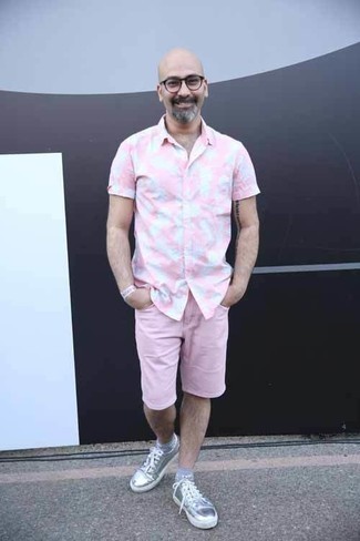 Grey Leather Low Top Sneakers Outfits For Men: Up your casual look by opting for a pink print short sleeve shirt and pink denim shorts. If you're hesitant about how to finish off, complement your look with grey leather low top sneakers.