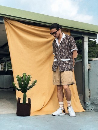 Brown Print Short Sleeve Shirt Outfits For Men: A brown print short sleeve shirt and tan shorts worn together are a perfect match. Look at how well this getup goes with a pair of white leather low top sneakers.
