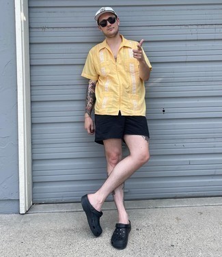 White and Black Print Baseball Cap Outfits For Men: Prove that nobody does off-duty quite like you do by wearing a mustard print short sleeve shirt and a white and black print baseball cap. Send this ensemble down a more casual path by finishing with black rubber sandals.