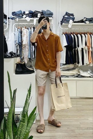 Beige Print Canvas Tote Bag Outfits For Men: Putting together a tobacco short sleeve shirt with a beige print canvas tote bag is a smart option for a casual look. To give your overall outfit a more laid-back vibe, why not add brown leather sandals to the mix?