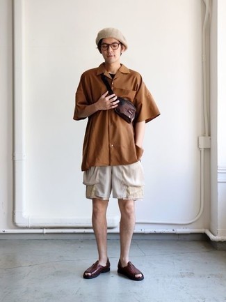 Dark Brown Woven Leather Sandals Outfits For Men: This combination of a tobacco short sleeve shirt and beige shorts is beyond stylish and provides instant cool. To add an easy-going vibe to your look, introduce a pair of dark brown woven leather sandals to this ensemble.