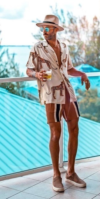 Beige Shorts Outfits For Men: A white print short sleeve shirt and beige shorts are a wonderful look to keep in your off-duty rotation. Brown canvas slip-on sneakers are a nice pick to complete this look.