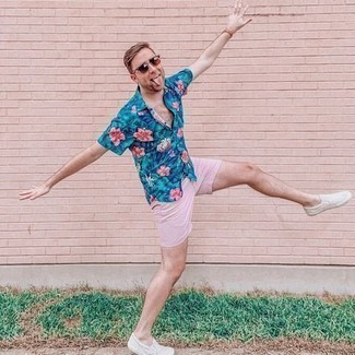 Aquamarine Short Sleeve Shirt Outfits For Men: An aquamarine short sleeve shirt and pink shorts are the kind of casual essentials that you can wear a hundred of ways. If you're hesitant about how to finish, a pair of white canvas slip-on sneakers is a smart pick.