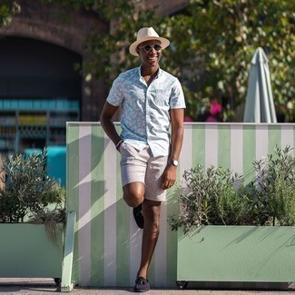 Beige Straw Hat Outfits For Men: Go for a light blue floral short sleeve shirt and a beige straw hat to assemble a really sharp and modern casual ensemble. Black suede tassel loafers will give an added touch of sophistication to an otherwise everyday look.
