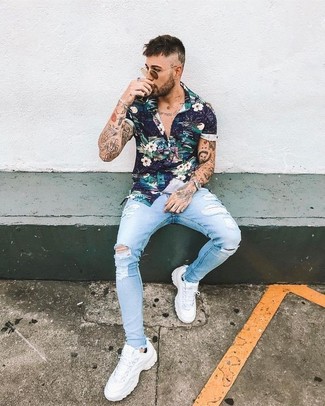 Navy and White Floral Shirt Outfits For Men: Infuse style into your current rotation with a navy and white floral shirt and light blue ripped skinny jeans. Complement your outfit with a pair of white athletic shoes for a touch of refinement.