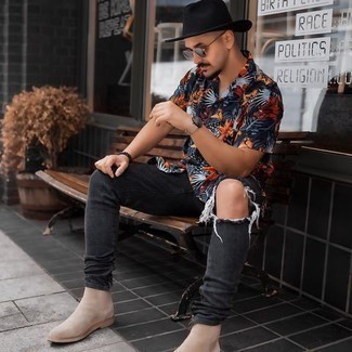 Grey Ripped Jeans Outfits For Men: Reach for a navy floral short sleeve shirt and grey ripped jeans to achieve an incredibly stylish and relaxed outfit. Feeling adventerous? Jazz things up by wearing beige suede chelsea boots.