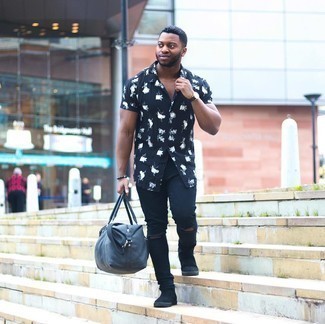 Men's Black and White Floral Short Sleeve Shirt, Black Ripped Skinny Jeans, Black Suede Chelsea Boots, Navy Leather Duffle Bag
