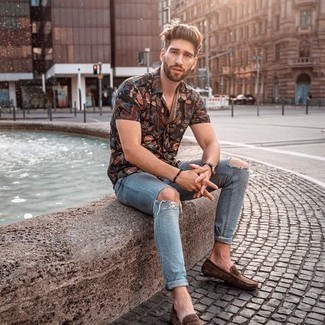 Tobacco Short Sleeve Shirt Outfits For Men: This combo of a tobacco short sleeve shirt and light blue ripped skinny jeans has a laid-back and approachable vibe. Tap into some David Beckham dapperness and add brown suede driving shoes to the mix.