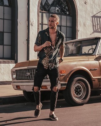 Dark Green Print Short Sleeve Shirt Outfits For Men: Pair a dark green print short sleeve shirt with black ripped skinny jeans to pull together an incredibly stylish and relaxed outfit. For maximum effect, complement this outfit with a pair of dark brown leather espadrilles.