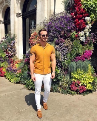 White Skinny Jeans Outfits For Men: A mustard short sleeve shirt and white skinny jeans teamed together are a match made in heaven for those who appreciate casually dapper styles. If you wish to easily smarten up this look with one piece, add tobacco suede loafers to the equation.