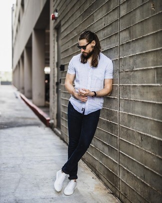 Navy Skinny Jeans Hot Weather Outfits For Men: This pairing of a light blue linen short sleeve shirt and navy skinny jeans combines comfort and practicality and helps you keep it low profile yet modern. Complement this ensemble with white canvas low top sneakers and the whole ensemble will come together perfectly.