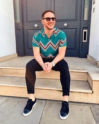 Teal Print Short Sleeve Shirt Outfits For Men: Marry a teal print short sleeve shirt with black skinny jeans if you're scouting for a look idea for when you want to look cool and relaxed. For a smarter aesthetic, why not complement your outfit with navy suede low top sneakers?