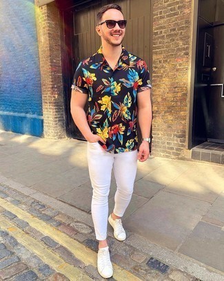 White Skinny Jeans Outfits For Men: If you're all about being comfortable when it comes to menswear, this pairing of a black floral short sleeve shirt and white skinny jeans is totally you. White canvas low top sneakers are an effective way to breathe an air of elegance into this outfit.