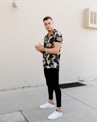 Black Print Short Sleeve Shirt Outfits For Men: For an off-duty look, reach for a black print short sleeve shirt and black skinny jeans — these items work perfectly well together. Bump up this whole outfit by sporting white and navy leather low top sneakers.