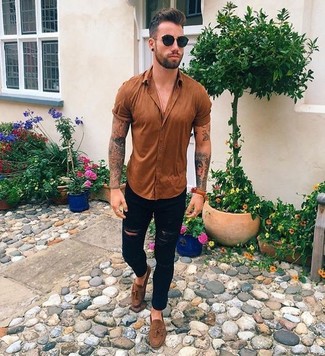 Black Ripped Skinny Jeans Outfits For Men: Marrying a brown short sleeve shirt with black ripped skinny jeans is a nice pick for a laid-back outfit. For something more on the smart end to finish off this getup, complete this ensemble with a pair of brown suede tassel loafers.