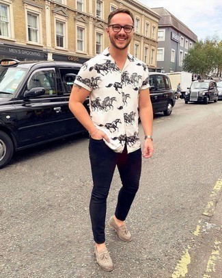Men's White and Black Print Short Sleeve Shirt, Navy Skinny Jeans, Tan Suede Tassel Loafers, Clear Sunglasses