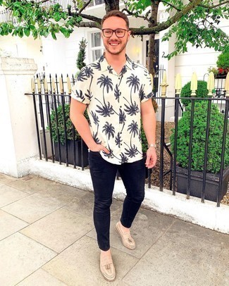 Men's White and Navy Print Short Sleeve Shirt, Black Skinny Jeans, Beige Suede Tassel Loafers, Clear Sunglasses