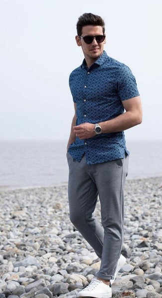 Navy Print Short Sleeve Shirt Outfits For Men: Teaming a navy print short sleeve shirt and grey sweatpants will allow you to display your skills in menswear styling even on off-duty days. To bring a little zing to this getup, complete this ensemble with a pair of white leather low top sneakers.