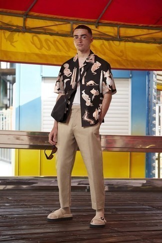 Brown Sunglasses Outfits For Men: A black print short sleeve shirt and brown sunglasses are a casual combo that every modern man should have in his off-duty rotation. Let your styling skills truly shine by completing your getup with a pair of beige canvas sandals.