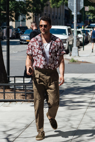 Dark Green Sneakers Outfits For Men: Why not choose a burgundy floral short sleeve shirt and olive chinos? As well as very practical, both pieces look great when paired together. When this look looks too dressy, dress it down by rocking a pair of dark green sneakers.