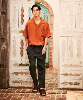 Dark Brown Woven Leather Sandals Outfits For Men: This pairing of an orange short sleeve shirt and charcoal chinos is extra versatile and creates instant appeal. Ramp up the appeal of this ensemble by slipping into dark brown woven leather sandals.
