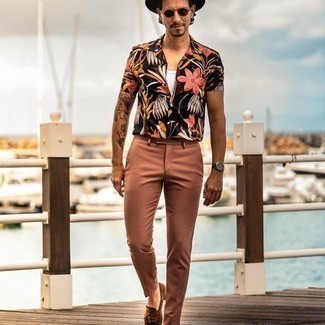 Brown Chinos Summer Outfits: Make a black floral short sleeve shirt and brown chinos your outfit choice if you seek to look casually dapper without making too much effort. Get a little creative on the shoe front and spruce up your ensemble with brown suede tassel loafers. This one will play especially nice come super hot sunny days.