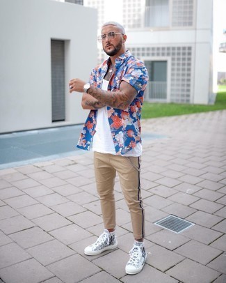 Pink Sunglasses Outfits For Men: We all look for practicality when it comes to fashion, and this casual street style pairing of a blue floral short sleeve shirt and pink sunglasses is a vivid example of that. Add a pair of grey print canvas high top sneakers to the mix to instantly jazz up the ensemble.