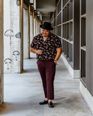 Black Floral Short Sleeve Shirt Outfits For Men: This combination of a black floral short sleeve shirt and burgundy chinos is a good ensemble for when it's time to clock off. Black leather loafers will give a touch of refinement to an otherwise straightforward outfit.