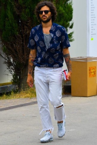Navy and White Floral Short Sleeve Shirt Outfits For Men: A navy and white floral short sleeve shirt and white ripped jeans are a good outfit worth having in your day-to-day lineup. A pair of white athletic shoes is a savvy idea to round off your outfit.