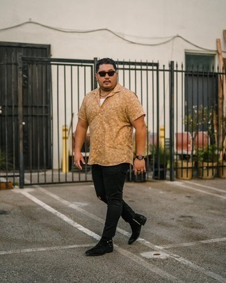 Tan Tie-Dye Short Sleeve Shirt Outfits For Men: Teaming a tan tie-dye short sleeve shirt with black ripped jeans is a nice option for a casually cool look. Let your outfit coordination chops really shine by completing your outfit with a pair of black suede chelsea boots.