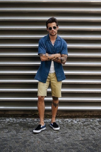 Navy Short Sleeve Shirt Outfits For Men: Why not go for a navy short sleeve shirt and tan shorts? As well as very practical, both of these pieces look cool married together. Black canvas slip-on sneakers will tie your whole ensemble together.