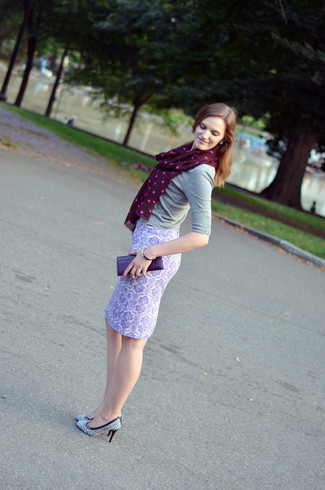 Violet Paisley Pencil Skirt Outfits: A stylish pairing of a grey short sleeve sweater and a violet paisley pencil skirt will bring confidence and you'll carry yourself with more self-assurance. Take a classier approach with footwear and complete this look with a pair of white and black print leather pumps.