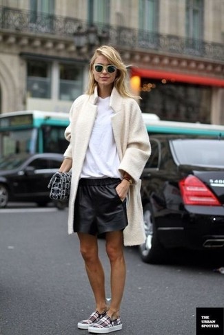 Black Leather Shorts Outfits For Women: 
