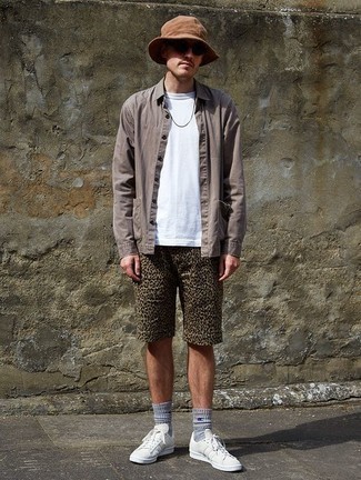 Brown Leopard Shorts Outfits For Men: 
