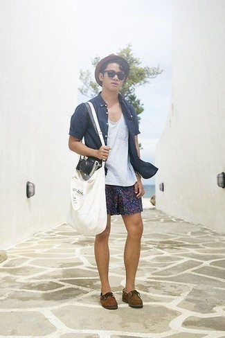 White and Black Print Canvas Tote Bag Outfits For Men: 