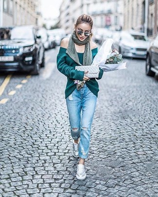 Light Blue Ripped Boyfriend Jeans Outfits: 