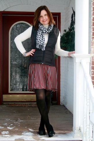 White and Black Houndstooth Scarf Outfits For Women: 