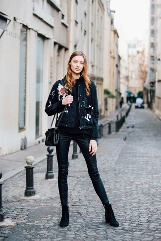 Black Print Denim Jacket Outfits For Women: 
