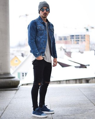 Navy and White Suede Low Top Sneakers Outfits For Men: 
