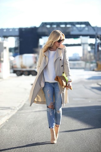 Light Blue Ripped Jeans Outfits For Women: 