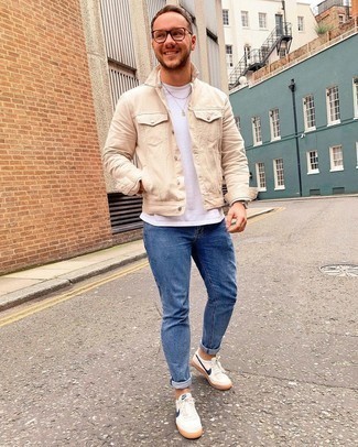 Men's White and Navy Canvas Low Top Sneakers, Blue Skinny Jeans, White Crew-neck T-shirt, Beige Denim Jacket