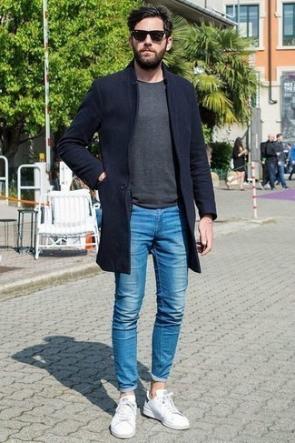 Blue Skinny Jeans with Low Top Sneakers Outfits For Men: 